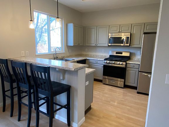 Kitchen & Eat-in Bar