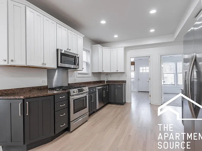 2522 N Artesian Ave — Photo 3