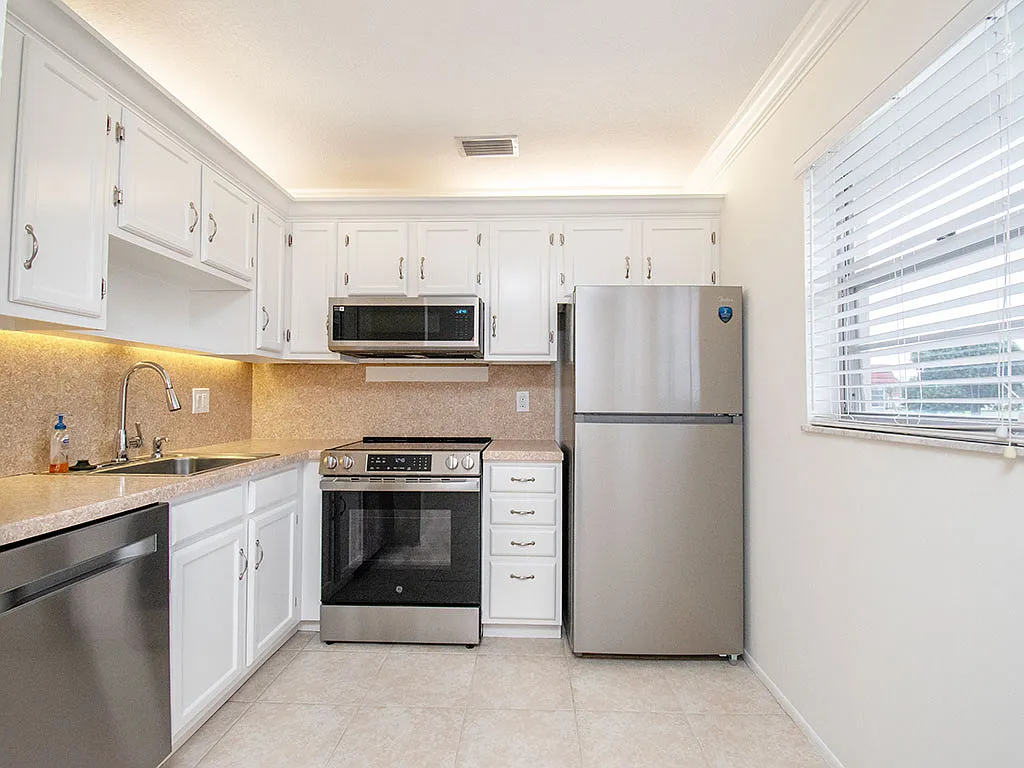 2 bed, 1000 sqft, $1,550 — Photo 3