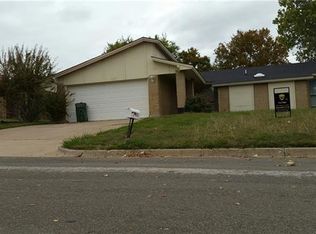 917 W Embercrest Dr, Arlington, TX 76017