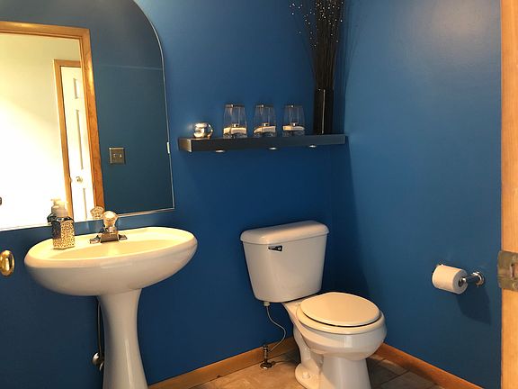 1st floor 1/2 bath
