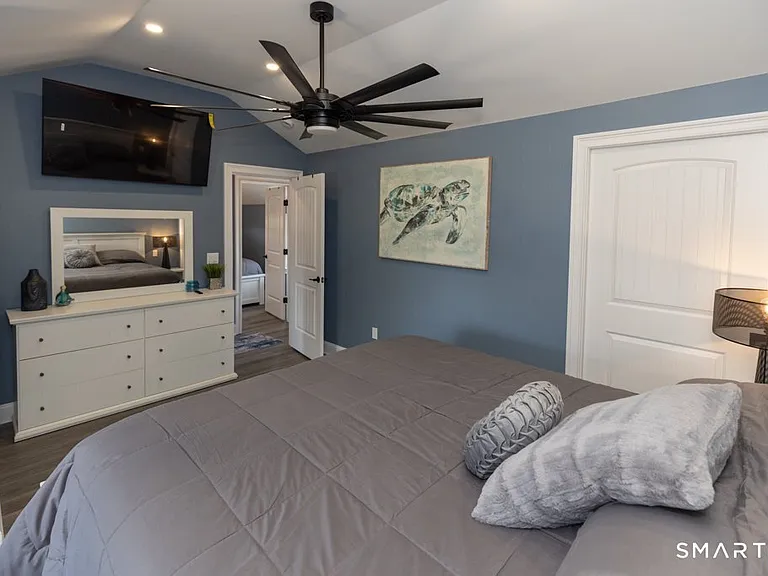 57 Swan Ave — Photo 25