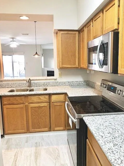 2 bed, 2.5 bath, 1368 sqft, $1,595 — Photo 4