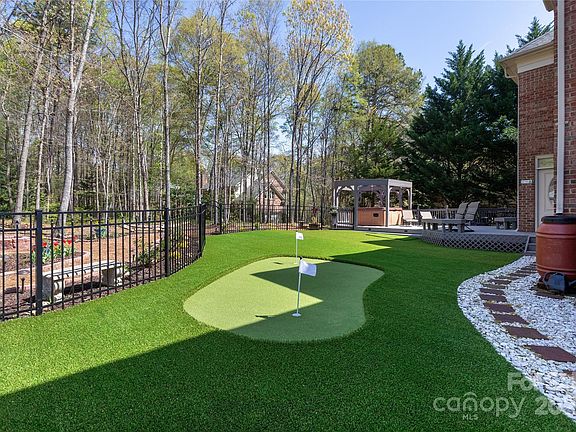 2nd image of 3010 Lakewood Edge Dr