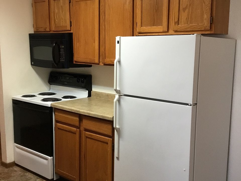 Kitchen stove and fridge area HR6-4_09022020