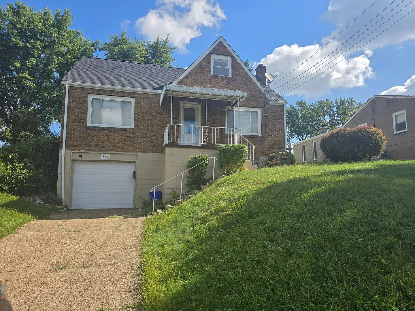 Beautifully Refreshed 3 Bedroom Cape Cod - Conveniently Located in Monroeville — Photo 2