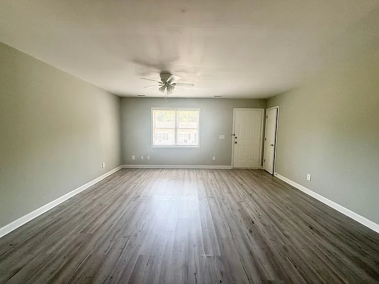 Two bedroom, one bath apartment in Burlington — Photo 11