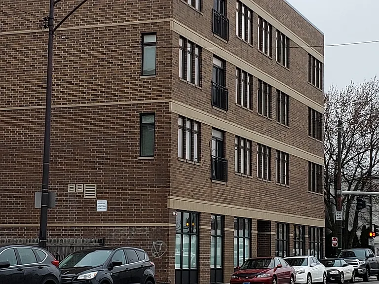 2943 N Rockwell St #202 — Photo 2