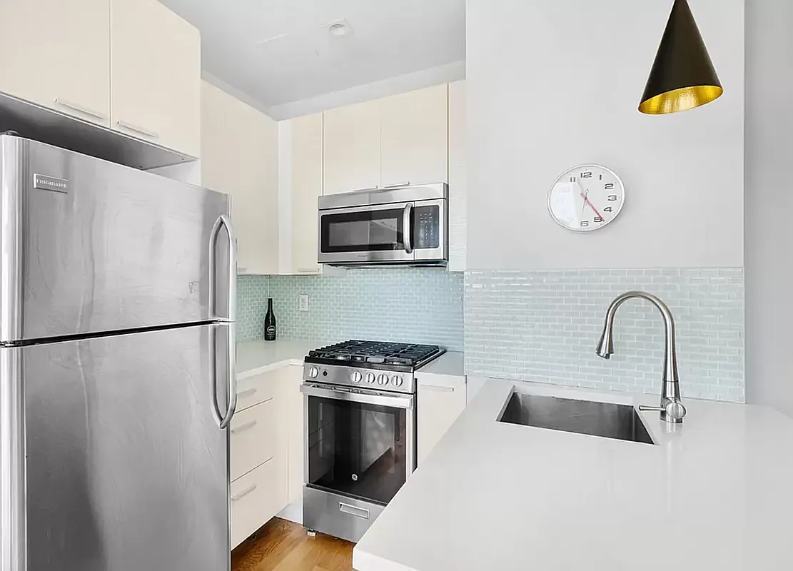 1433 De Kalb Avenue — Photo 2