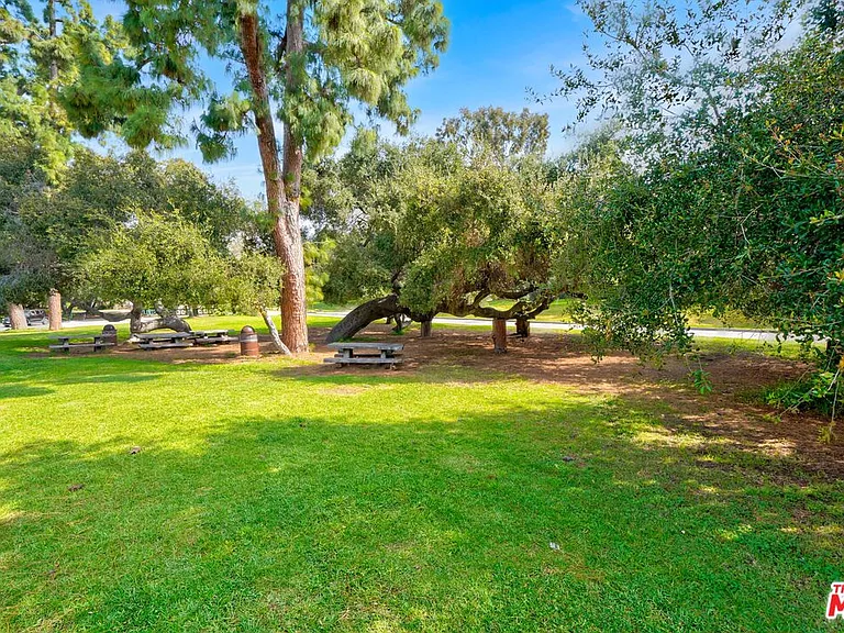 16123 Sunset Blvd #202 — Photo 40