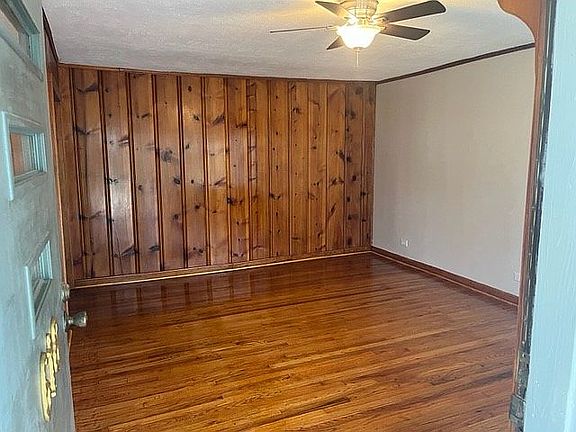 Living Room 15'8"x13'