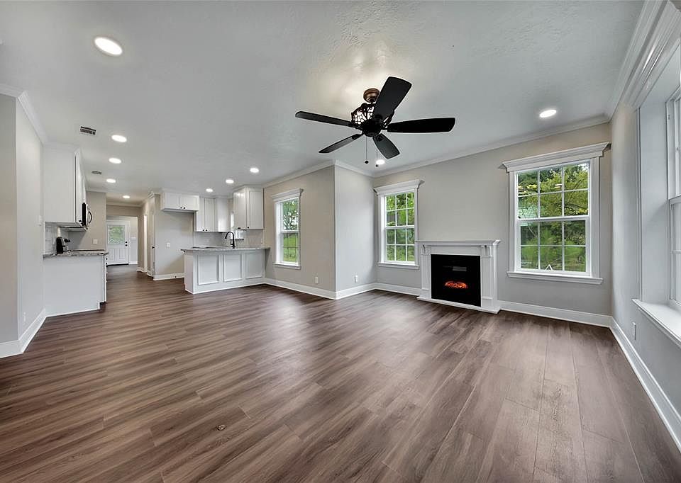 1st image of 208 S William Barnett Ave