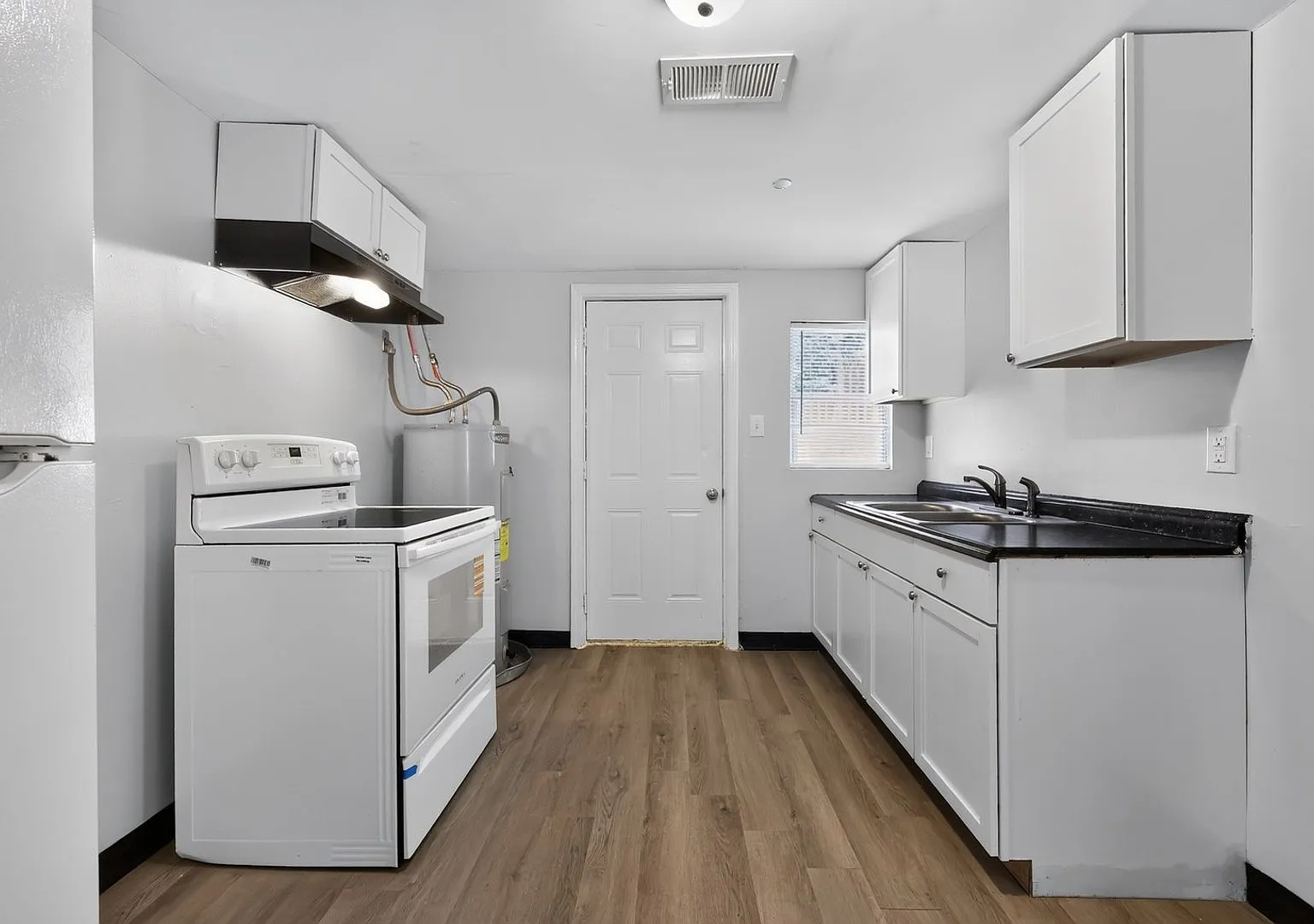 Charming 2-Bedroom End Unit Just 1 Mile from Mercer University — Photo 4
