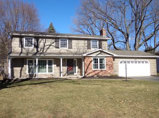 18 Glendower Cir, Pittsford, NY 14534