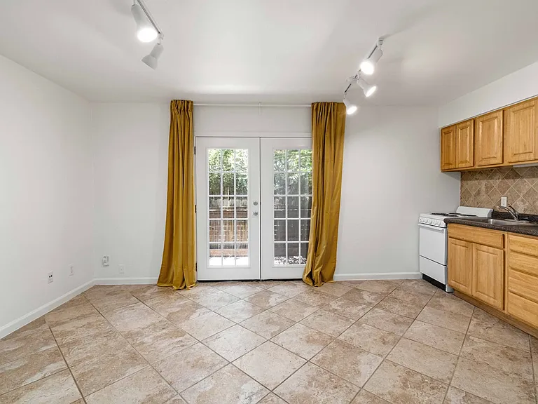 2110 Kinney Ave — Photo 2