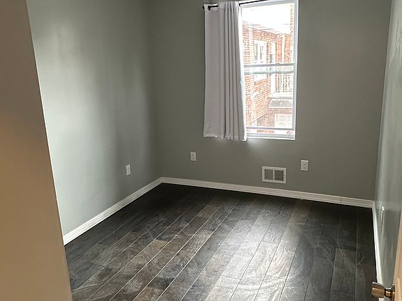 4th image of 18 Alexander St Floor 1