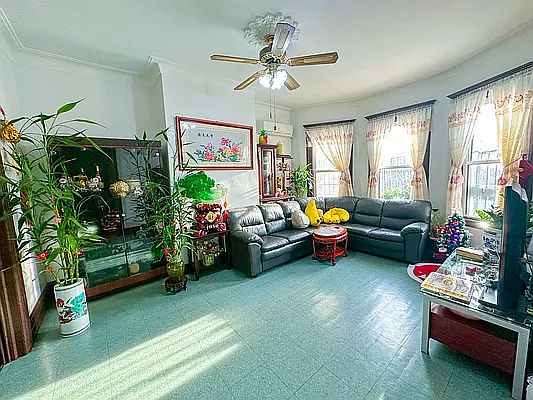 3rd image of 915 61st St