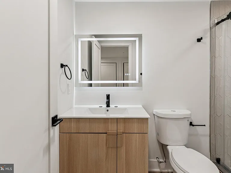 739 N Capitol St — Photo 33
