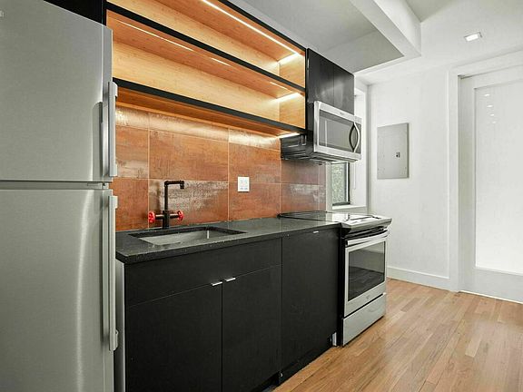 3rd image of 568 Lafayette Ave #2BB