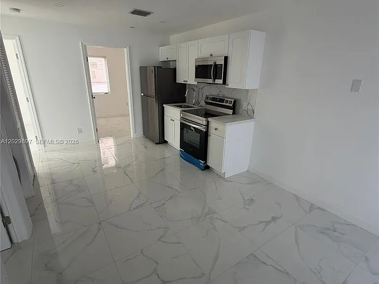 729 SW 3rd St #2 — Photo 3