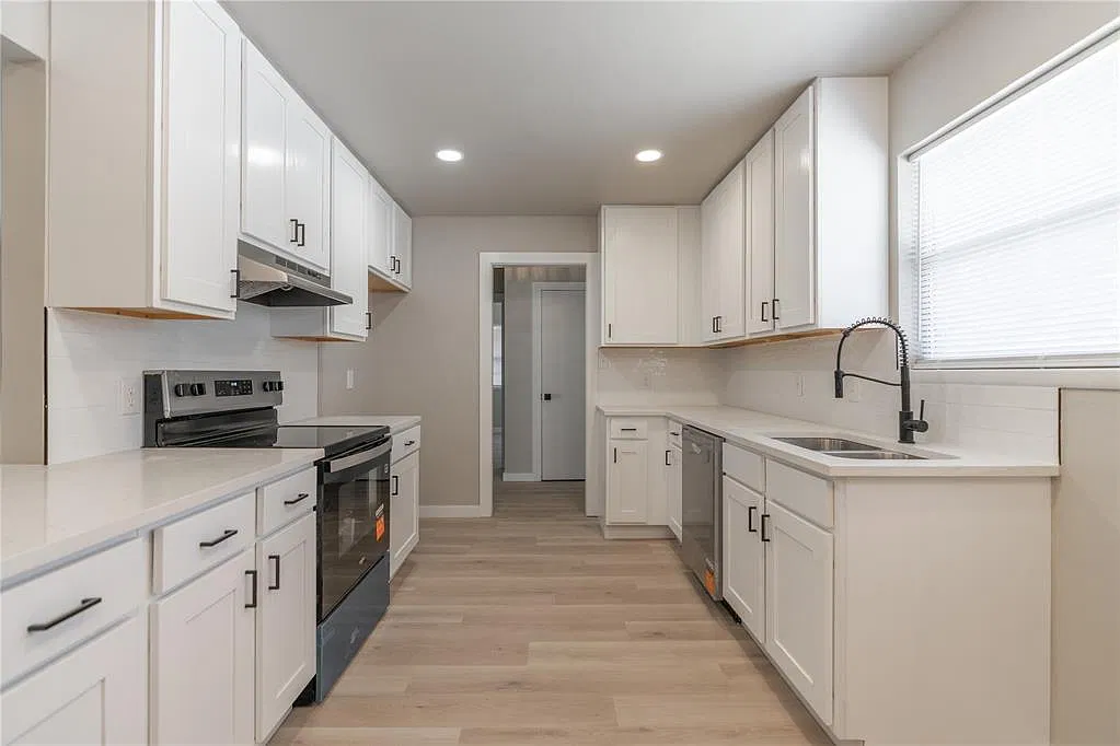 3 bed, 2.0 bath, 1177 sqft, $1,695 — Photo 2