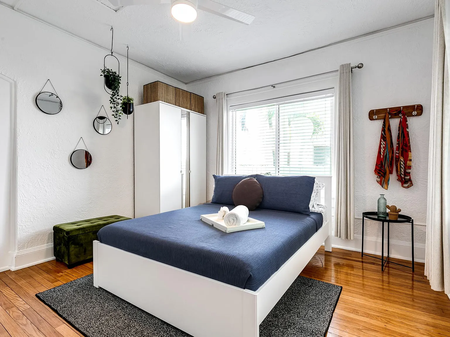 2 bed, 700 sqft, $2,200 — Photo 2