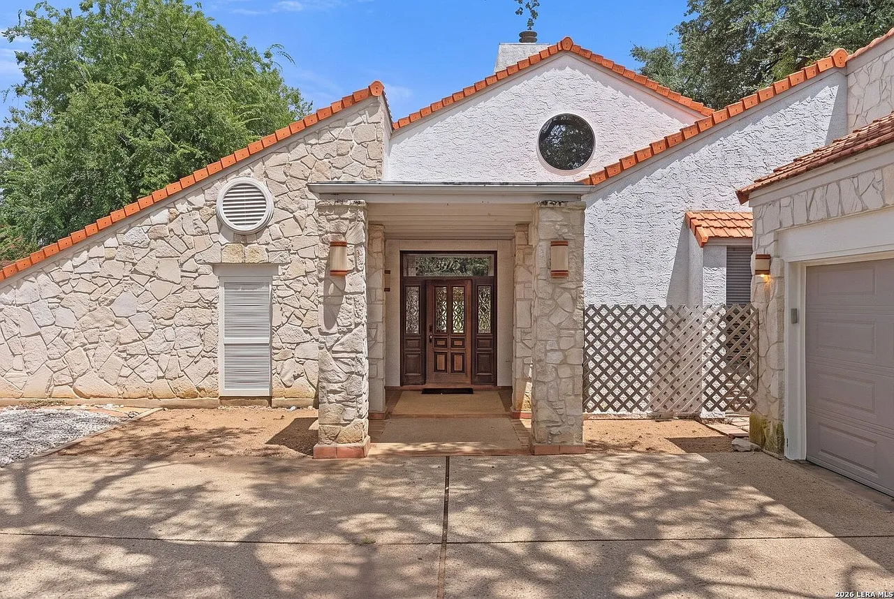 3915 Hunters Crest St — Photo 2