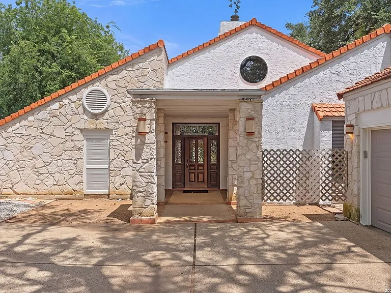 3915 Hunters Crest St — Photo 2