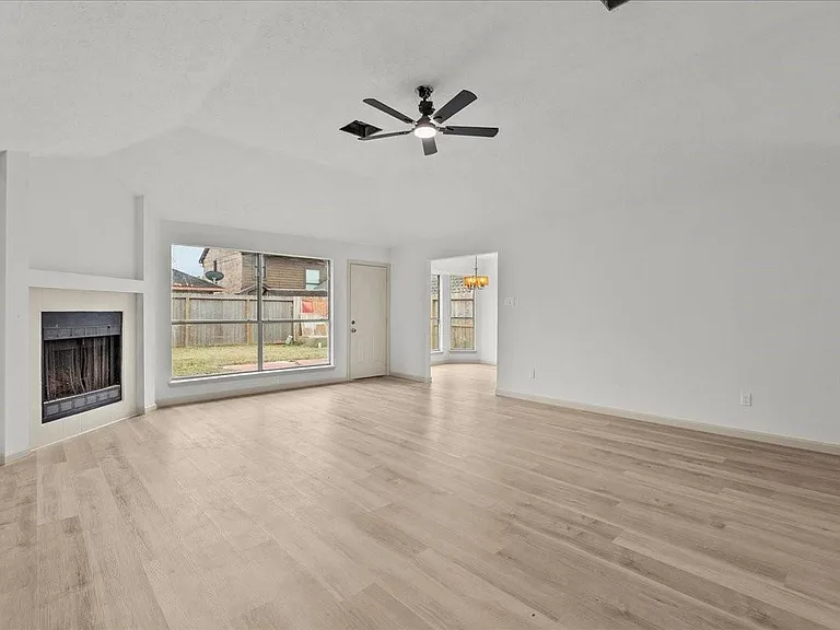10912 Dogwood Dr — Photo 2