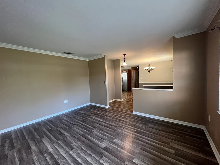 630 Queens Cir — Photo 6