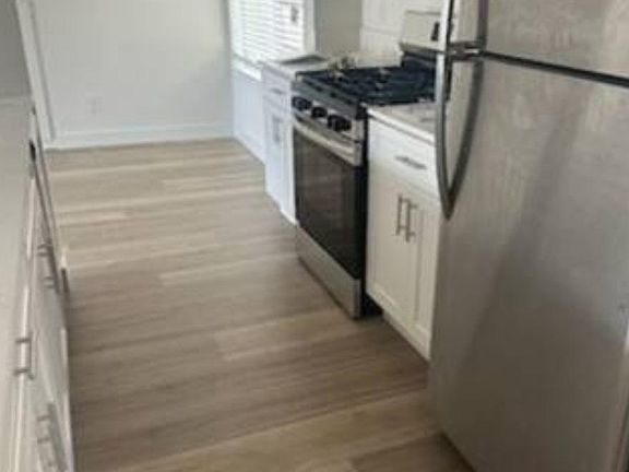 4th image of 1735 Peyton Ave #277