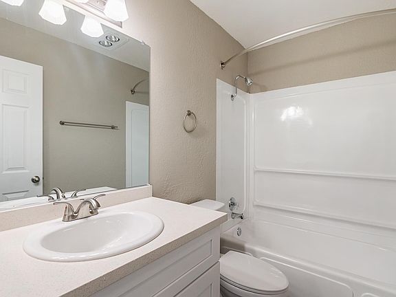 4th image of 24196 Myers Ave #4B