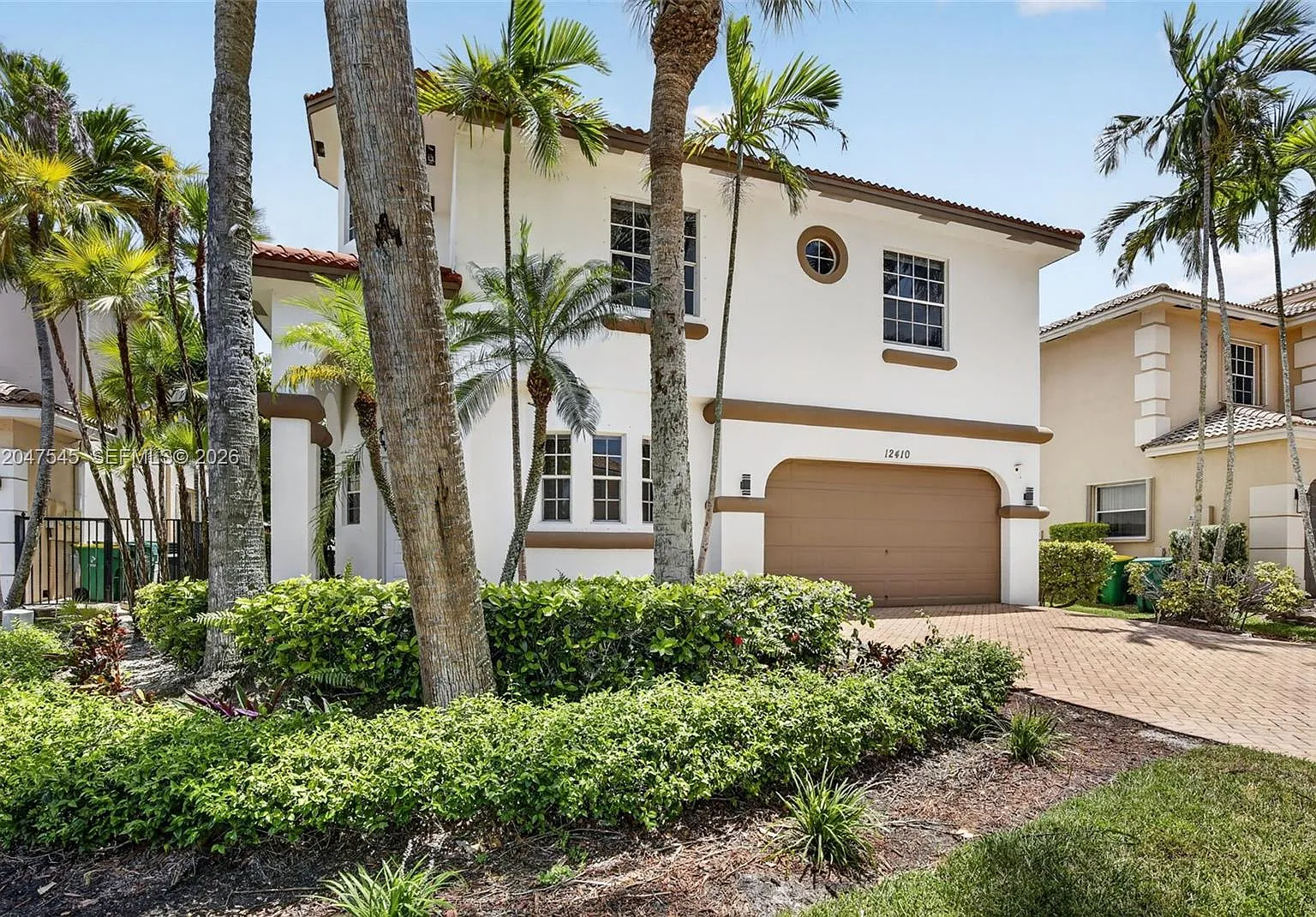 Colony Court — Photo 1