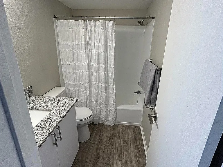 Bathroom_Entry_326200