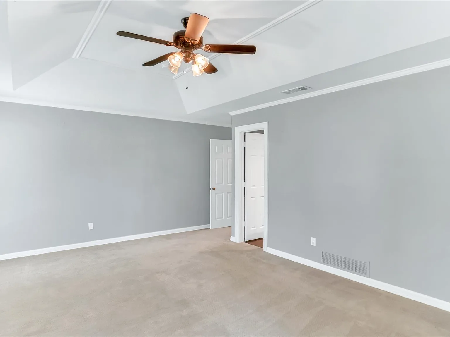 4 bed, 4790 sqft, $8,500 — Photo 2
