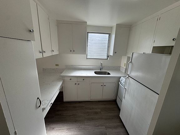 3rd image of 1060 Green St APT 1