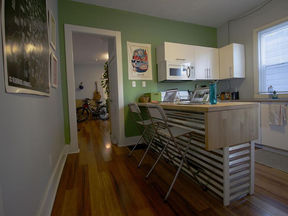 Kitchen w/bar seating