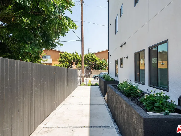 1341 N Mariposa Ave — Photo 72