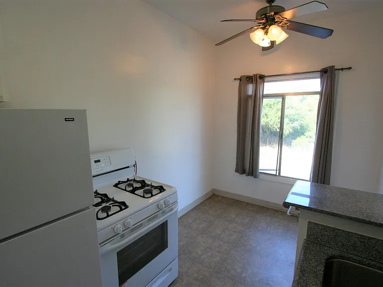 1458 E 33rd St #15 — Photo 6