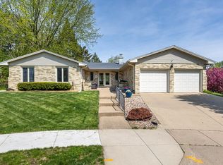 2982 Fox Hollow Dr, Dubuque, IA 52001