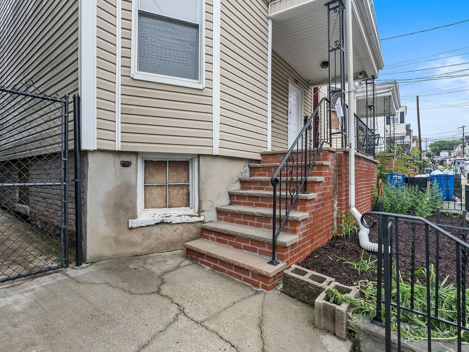 3 bed, 900 sqft, $2,100 — Photo 2