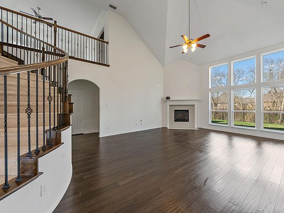 4th image of 1012 Lilyfield Dr