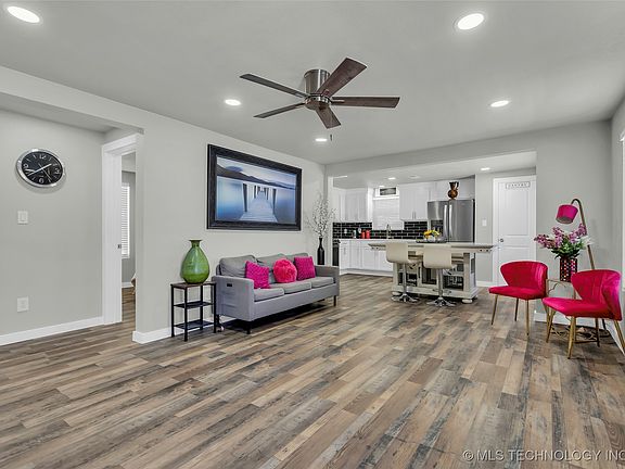 3rd image of 305 W Broadway St