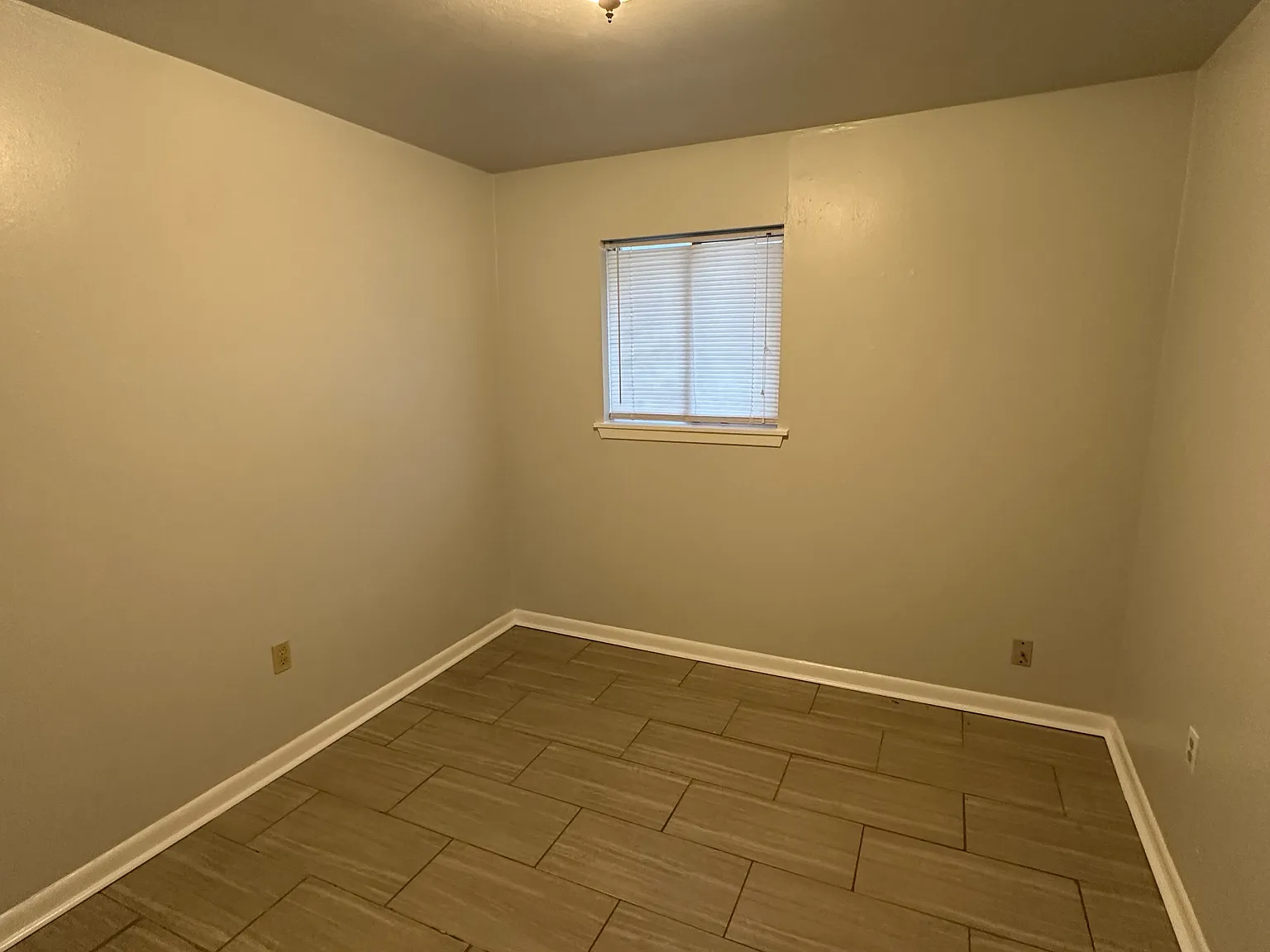 3 bed, 1.5 bath, 1350 sqft, $1,300 — Photo 3