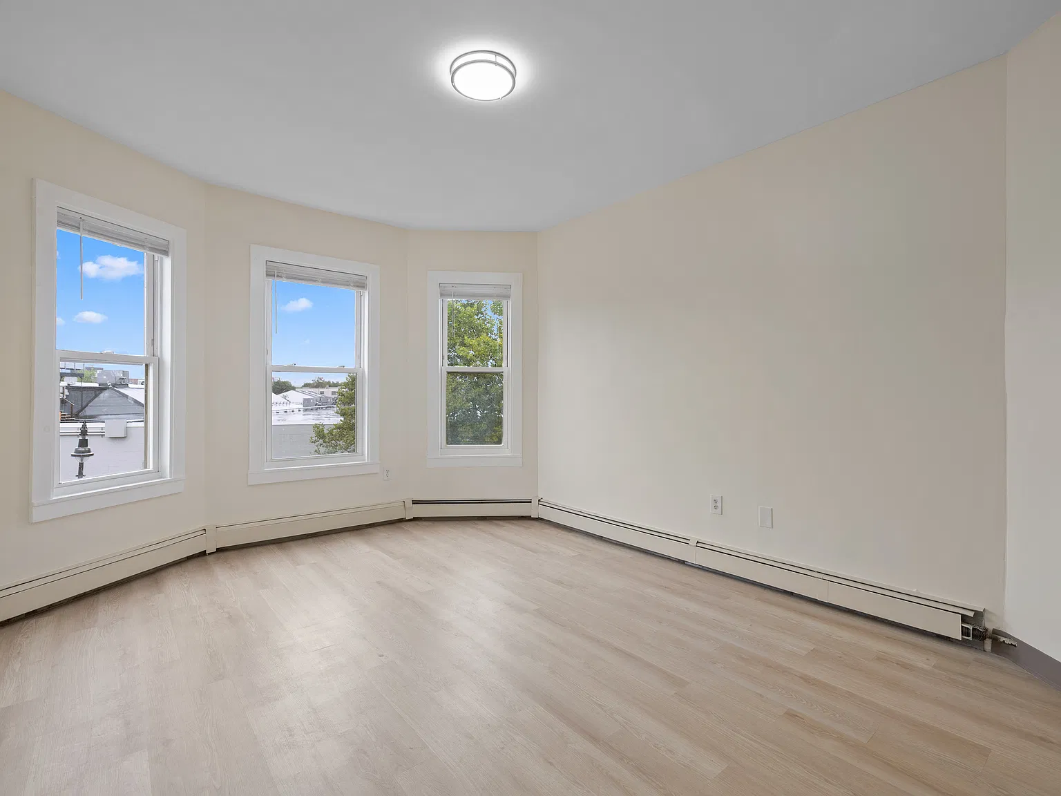 3 bed, 850 sqft, $2,800 — Photo 2