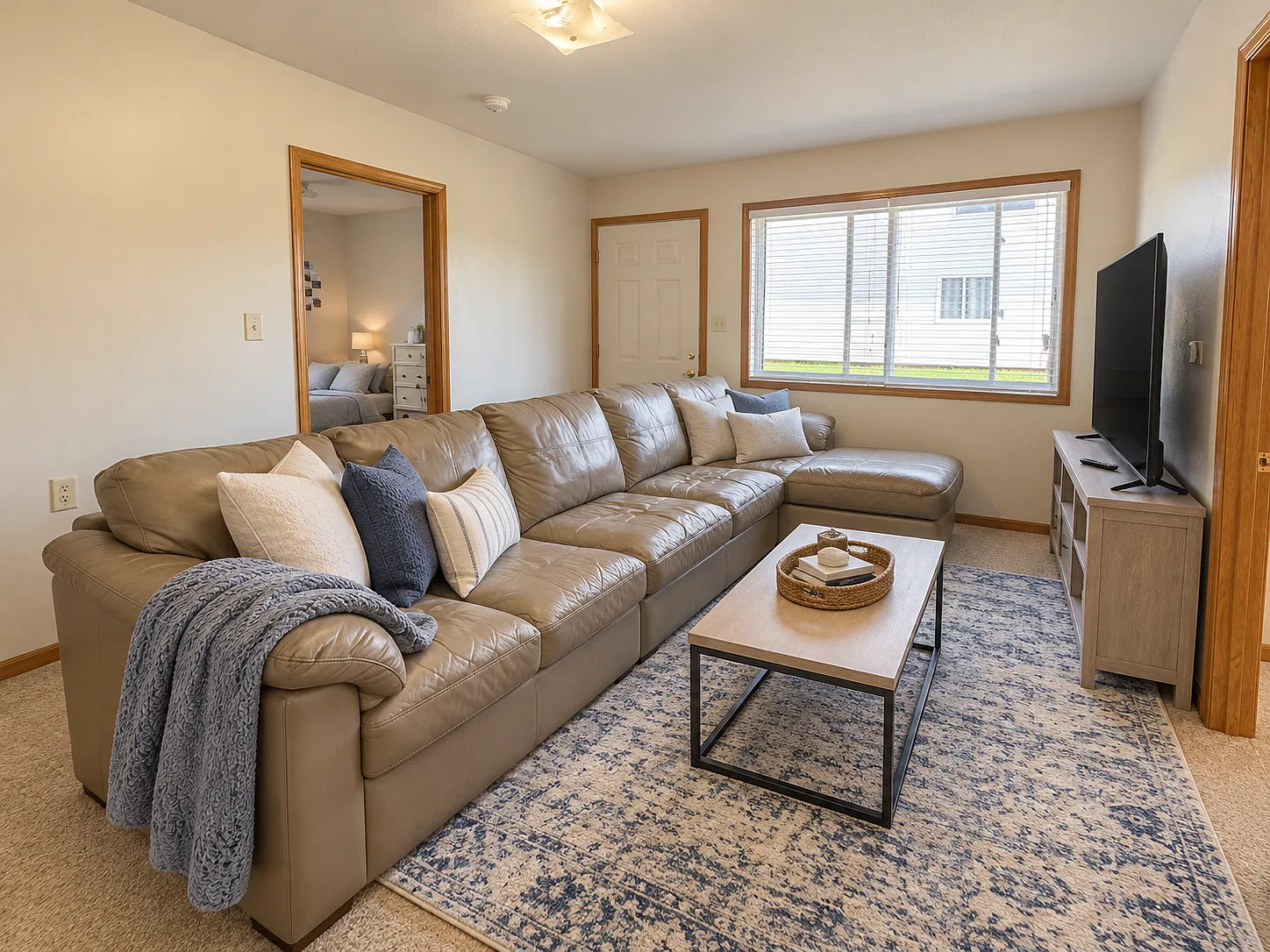3 bed, 820 sqft, $1,200 — Photo 2