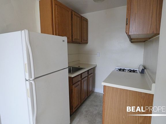 3rd image of 425 W Roscoe St #425405