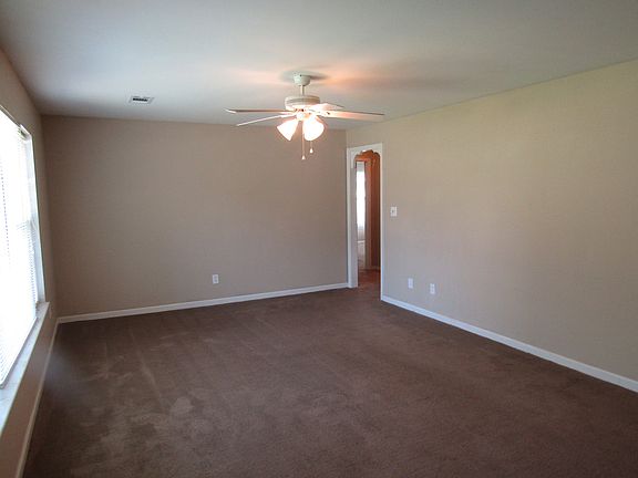 4th image of 1025 W Pecan St