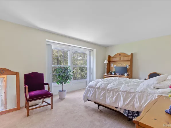6579 Noble Rd, West Bloomfield, MI 48322