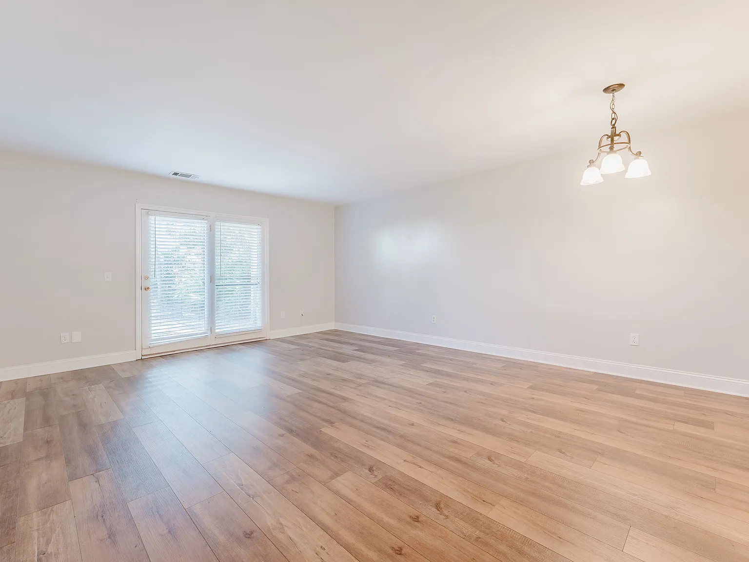 2 bed, 1.5 bath, 1176 sqft, $2,100 — Photo 2